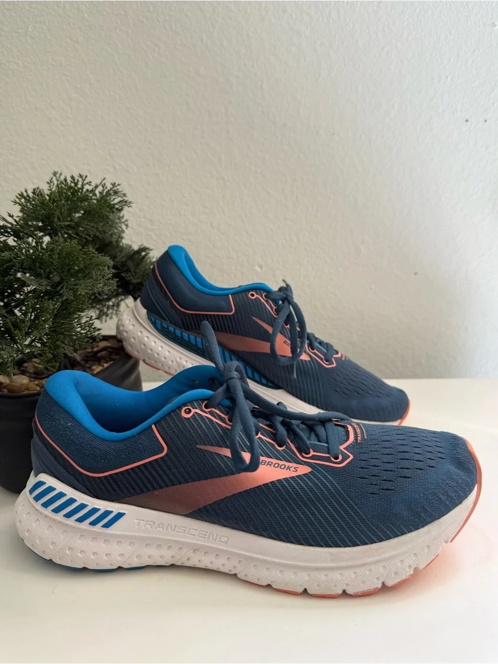Brooks transcend 7 women size 8.5 navy blue coral running shoes